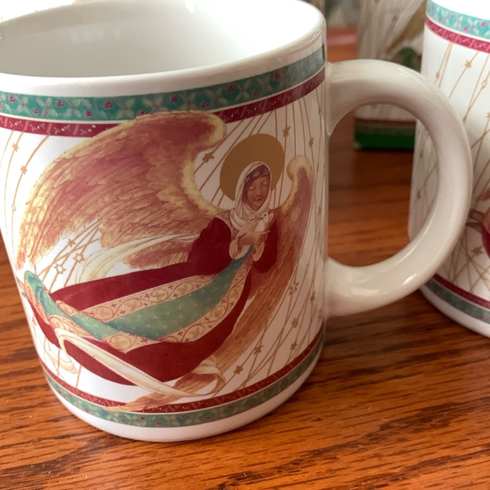 Vintage Christmas Mugs 
With box
4 total for one price